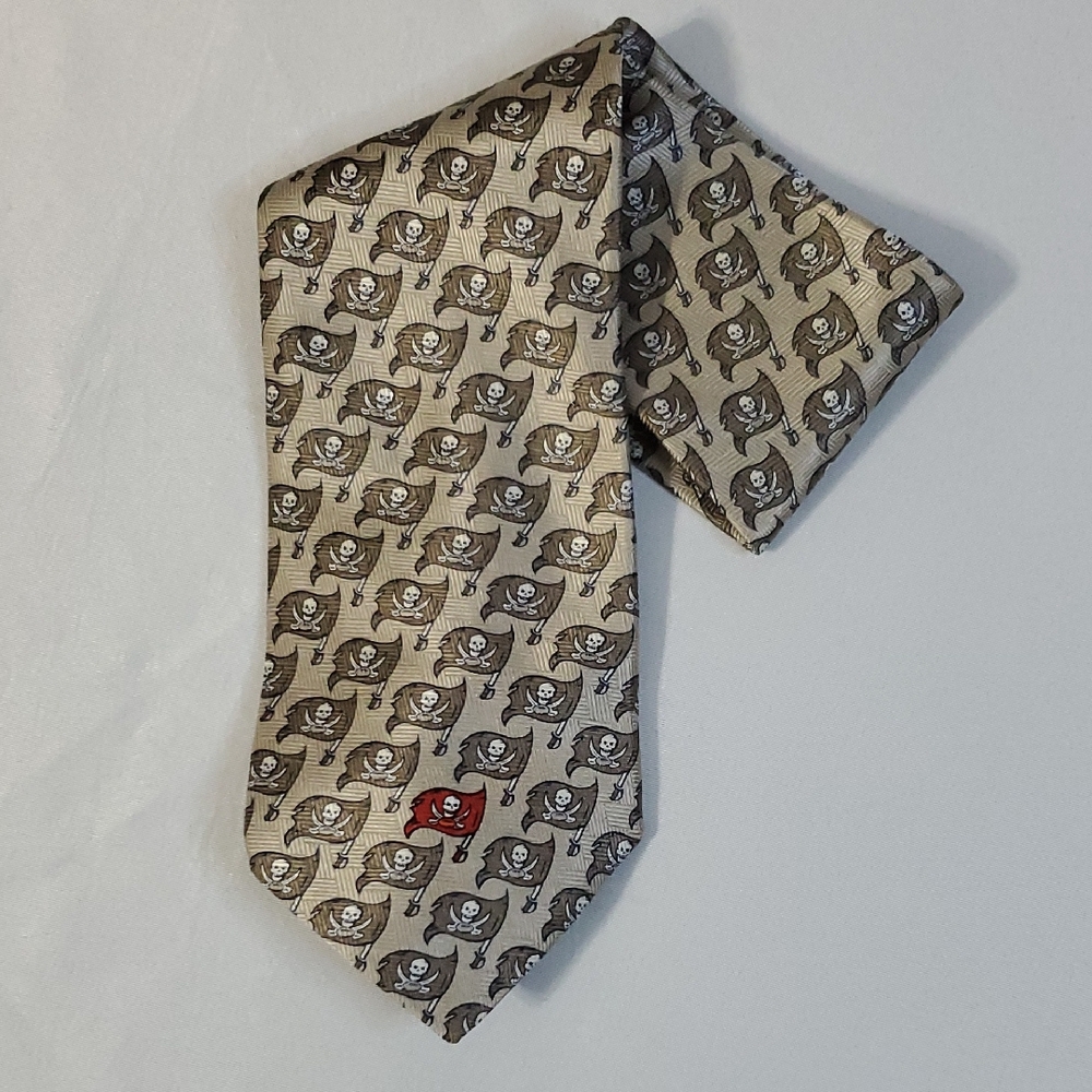 Ralph Marlin Vintage Tampa Bay Buccaneers NFL Football Logo 100% Silk Tie EUC
